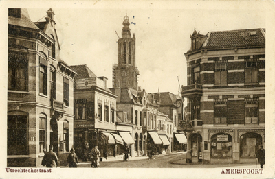 12606 Gezicht in de Utrechtsestraat met bebouwing en publiek te Amersfoort uit het zuidwesten; met links de voorgevels ...